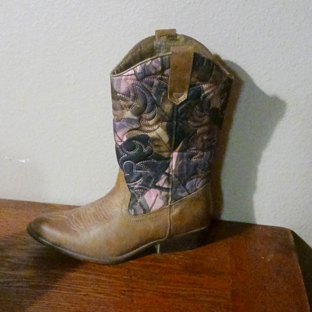 Size 8M boots